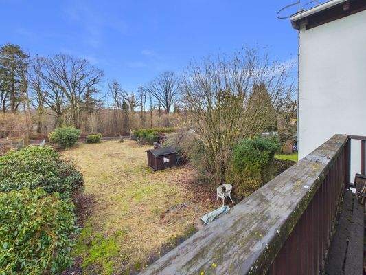 Blick vo Balkon in den Garten