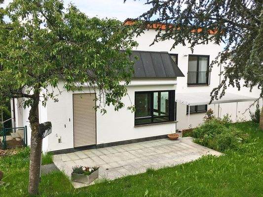 Hausansicht vom Garten mit schöner Terrasse