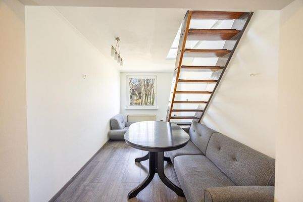 Wohnraum mit Treppe in den Dachboden