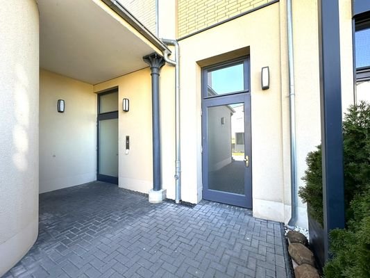 Objekteingang und Zugang zum Fahrradraum