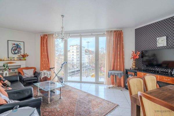 Wohnzimmer mit Balkon