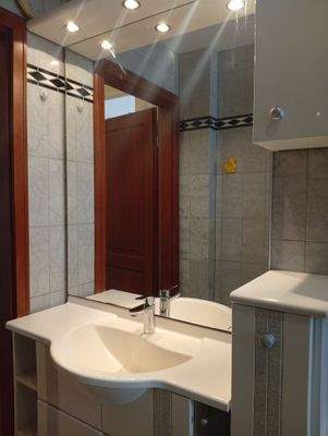 Waschbecken mit Unterbauschrankundgroßem Spiegel.jpg