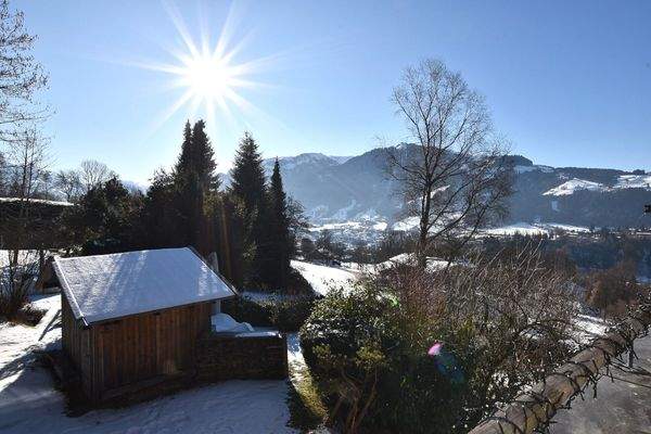 Privater Gartenbereich mit Saunahaus