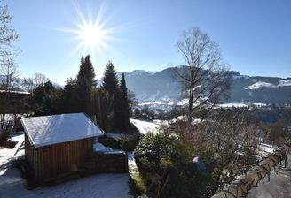 Privater Gartenbereich mit Saunahaus