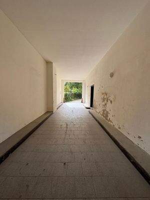 Durchgang mit Nebeneingang