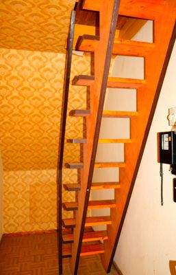 18 Treppe zum Spitzboden.JPG