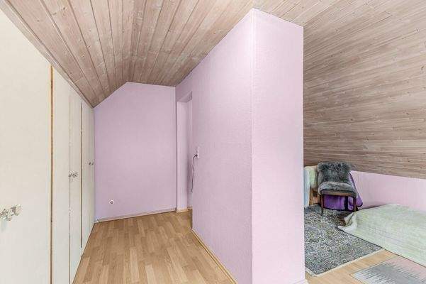 Schlafzimmer II im Dachgeschoss (Ansicht II)