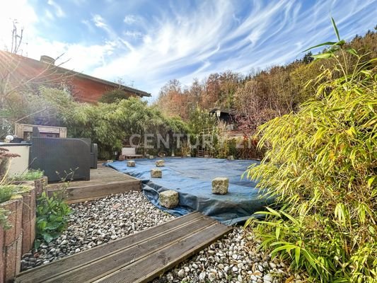 Außenansicht Pool mit Terrasse und Süd-Ausrichtung