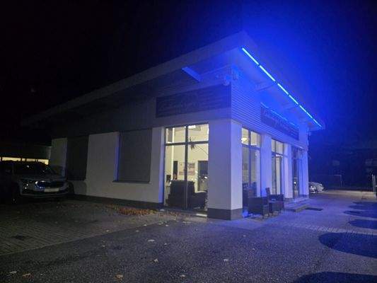 Bürogebäude bei Nacht