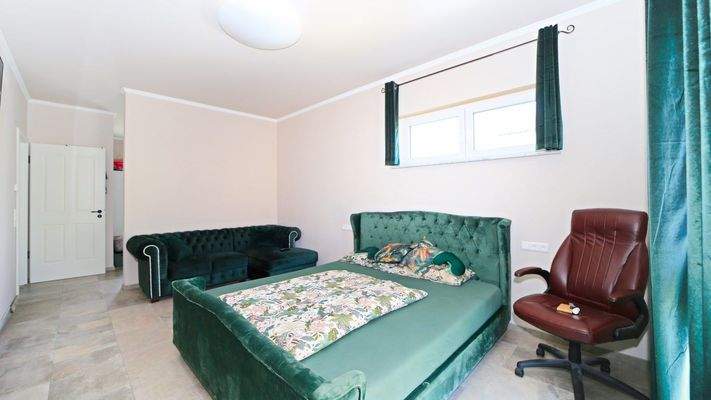 OG: Elternschlafzimmer mit Ankleidezimmer