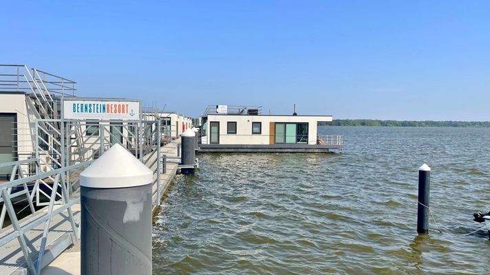 Das Hausboot nahe des Eingangs