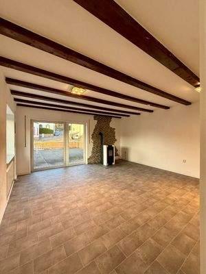 Wohnzimmer mit Blick auf Kamin