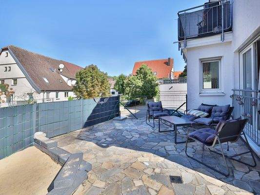 Große, sonnige Terrasse