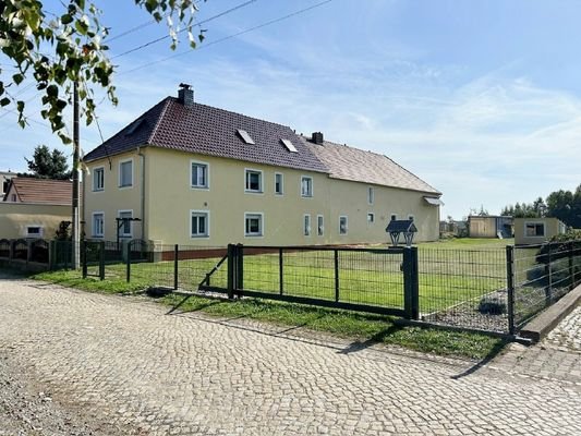 Straßenansicht  Wohnhaus und Scheune