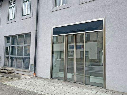 Außenansicht mit Eingang