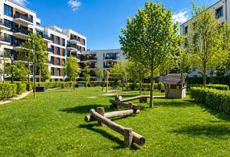 Kleiner Park mit Spielplatz vor dem Haus