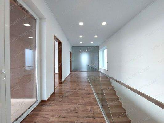 Flur mit Zugang zur Terrasse