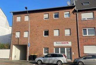 Hausfront mit Einfahrt