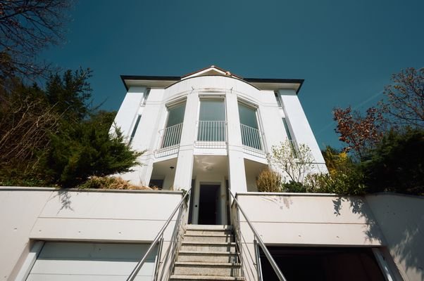 Objektansicht von Straße mit Treppe zum Eingang 