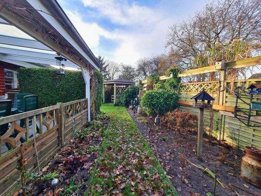 Weg neben der Terrasse in den Garten