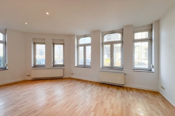 Helles modernisiertes Wohnzimmer