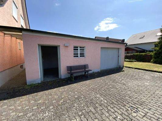 Garage mit Nebengebäude
