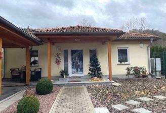 Hausansicht von der Straße