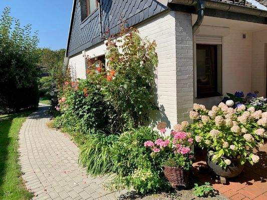 3. Außen, Weg zum Haupteingang