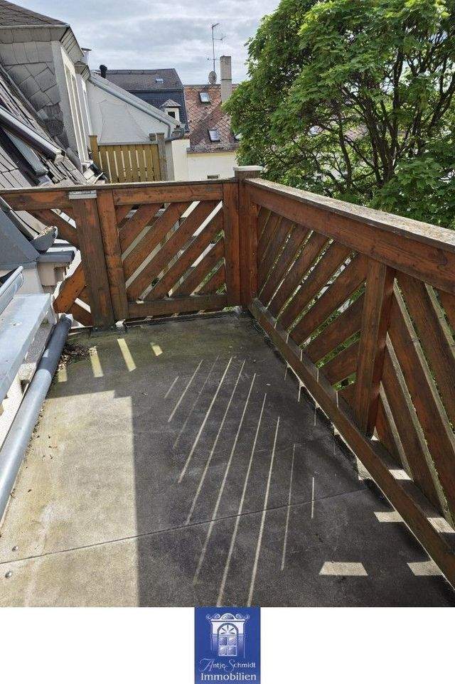 Individuelle Wohlfühlwohnung unterm Dach! Hofseitiger Balkon und toller Blick! - Foto 2