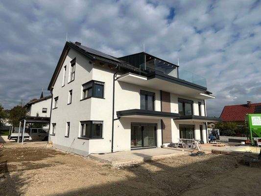 Ansicht Mehrfamilienhaus Elixhausen / Oktober 2025