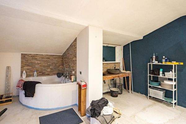 Penthouse: Tageslichtbad mit Eckbadewanne und Dusche (wird noch fertig gestellt)