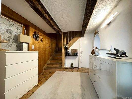 Verbindungsflur mit Aufgang ins Obergeschoss