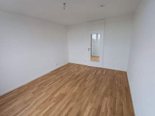 Leerer Raum mit Holzboden