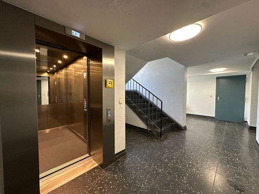 Treppenhaus mit Aufzug