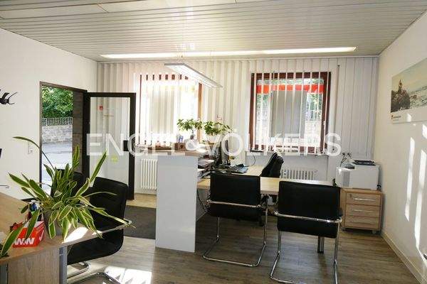 Eingangsbereich im Versicherungsbüro im Erdgeschoss links