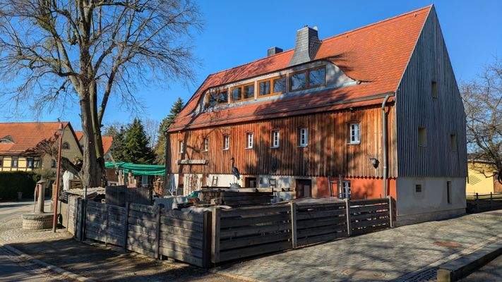 Straßen- und Giebelansicht 