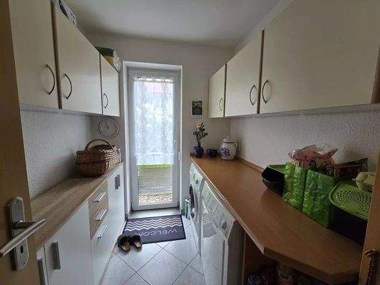 Waschküche mit Möblierung