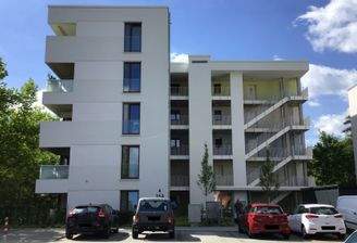 Vordere Ansicht des Wohngebäudes mit Hauseingang