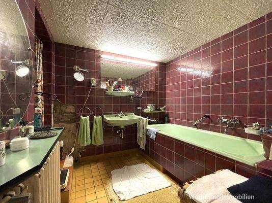 Badezimmer mit Dusche und Wanne