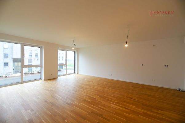 Wohnküche mit Zugang zum Balkon