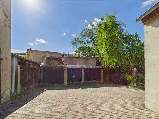 Alte Garagen auf dem Grundstück