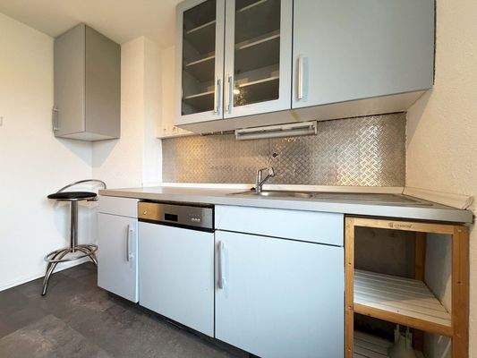 Küche: Die eingebaute Spülmaschine und robuste Edelstahlflächen machen den Küchenalltag spürbar einfacher.