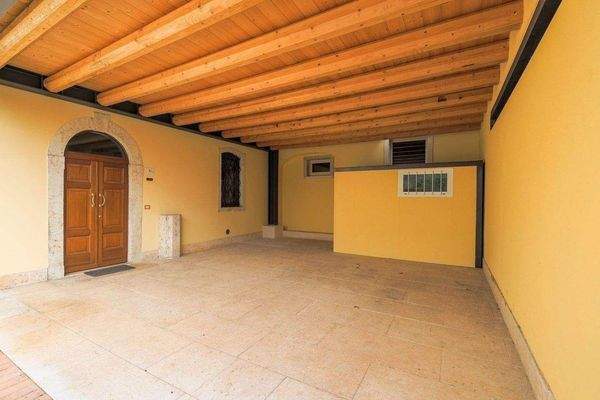 Überdachten Parkplätze