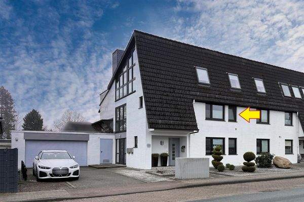 seitlicher Blick zur Vorderseite der Immobilie