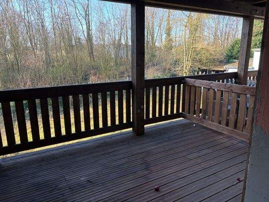 Holzbalkon mit Waldblick