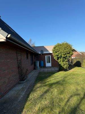 Hausansicht mit Garten (11)