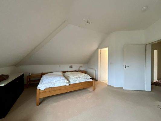 Schlafzimmer mit angrenzendem Bad