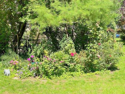 Liebliche Gartenanlage um das Wohnhaus
