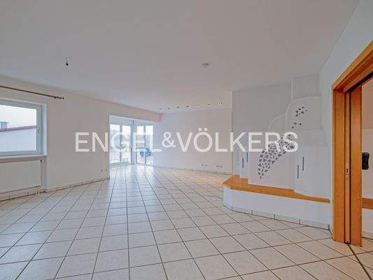 Wohn- und Esszimmer mit Blick auf Kachelofen und nach draußen