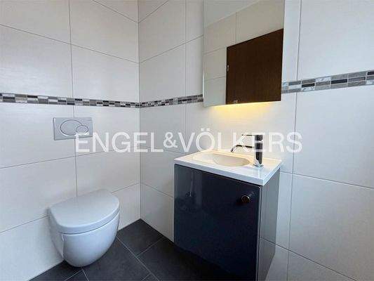 EG: Modernes Tageslicht-Gäste-WC